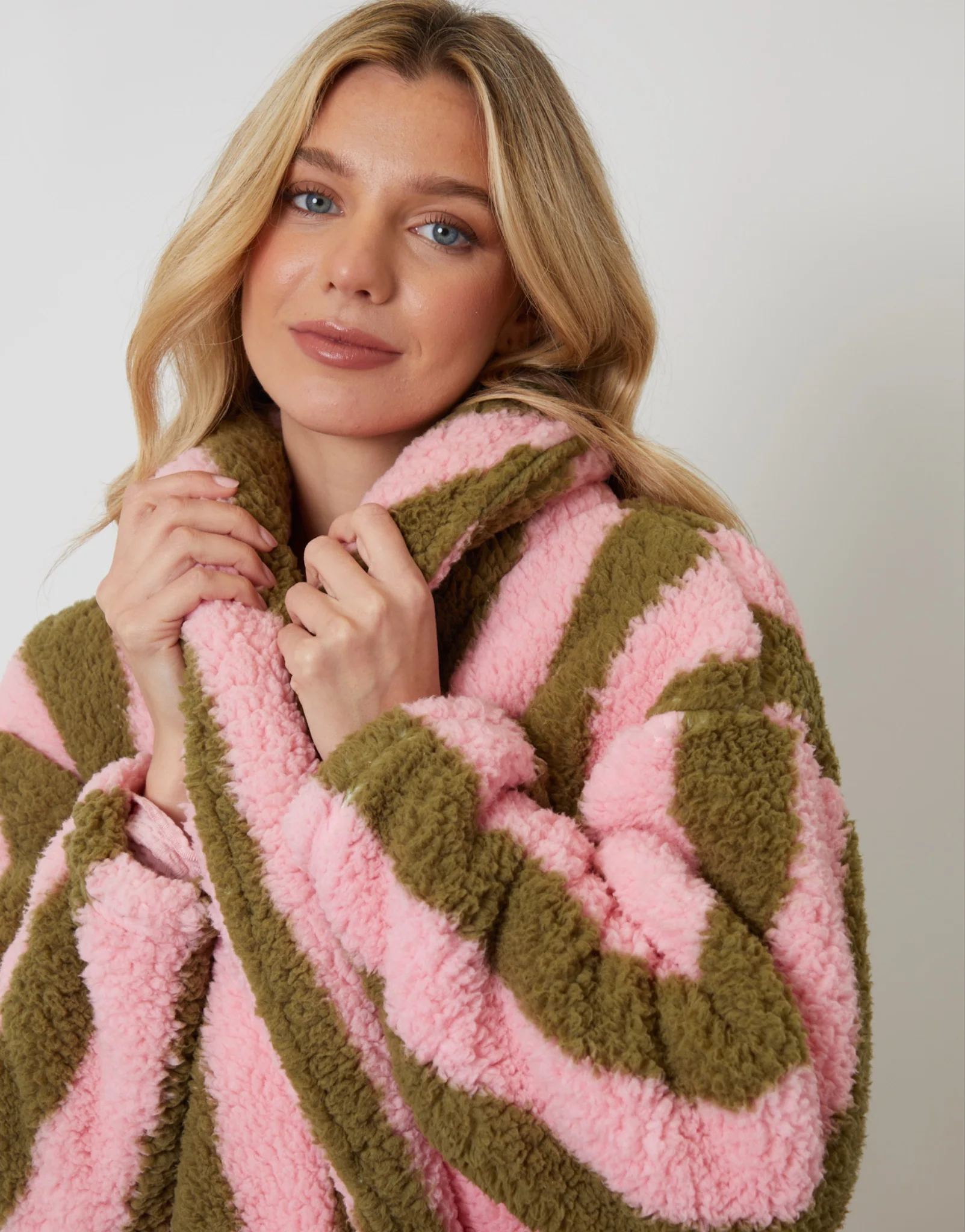 Galuxia Women's Pink Stripe Borg Dressing Gown - Image 3